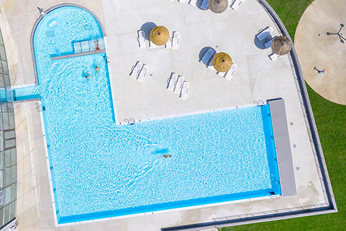 Photographie arienne drone : bassin extrieur centre aquatique agl'eau Blois - Frdric LECHAT, photographe reportage publicitaire.